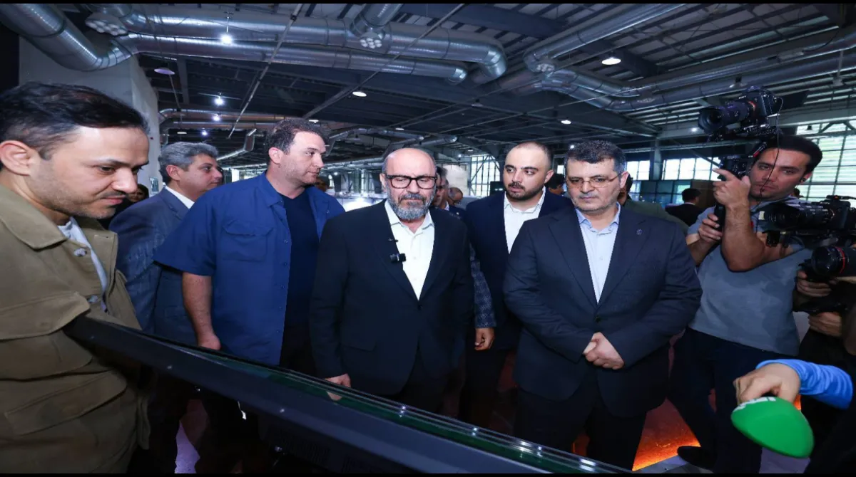 بازدید حسین دهقان از نمایشگاه 